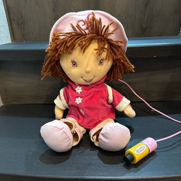 Strawberry Shortcake doll - Picture 1 of 4